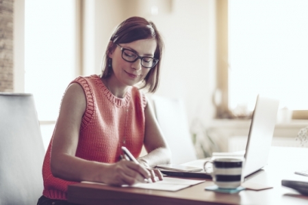 Young_woman_laptop_home_work_writing_550_367.jpg